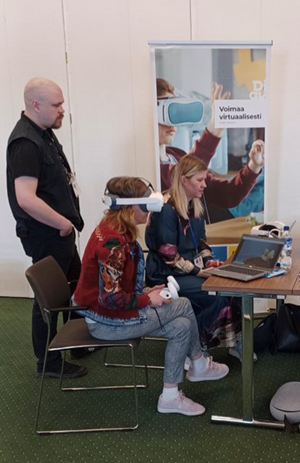 Henkilöt pelaavat VR-laseilla.